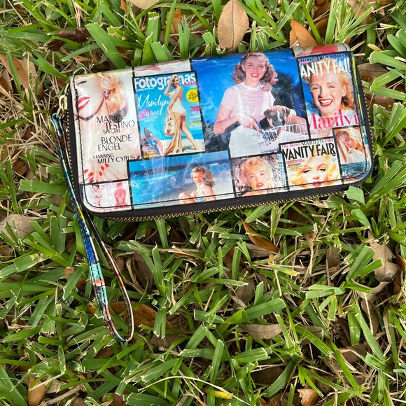 Handbags - Marilyn Monroe Magazine Cover Wristlet